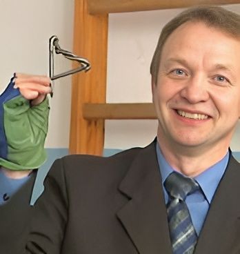 Купив силовой тренажер Сотского Бизон-1, при регулярных тренировках по 15 - 20 минут в день через 5 - 6 месяцев Вы сможете гнуть гвозди диаметром 6 мм и длиной 200 мм.